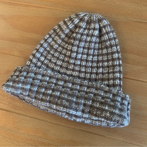 SOLD 🌺Brown and white slouchy beanie- last chance! - Picture 2 of 7